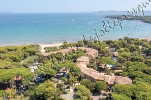 On the beach, sun-loungers - Hyères on the Peninsula Giens, Beach and swimming pool facing Porquerolles *** ! (Hyères)