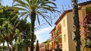 A hotel with a Mediterranean architectural style, featuring terracotta roofs and stucco walls. - Hyères on the Peninsula Giens, Beach and swimming pool facing Porquerolles *** ! (Hyères)