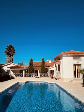 Une piscine avec un ciel bleu clair en arrière-plan.