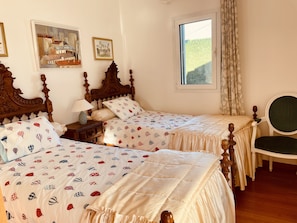 5 bedrooms, desk, iron/ironing board, travel crib