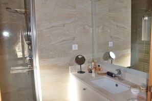 Bañera con ducha, secador de pelo, bidet, toallas