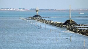 A coastal scene with a rocky breakwater and a lighthouse. - house by the sea on the Vendée coast quiet good plan (Bouin)