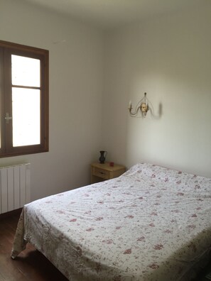 2 bedrooms, iron/ironing board, free WiFi, bed sheets - House between sea and mountains (Letia)