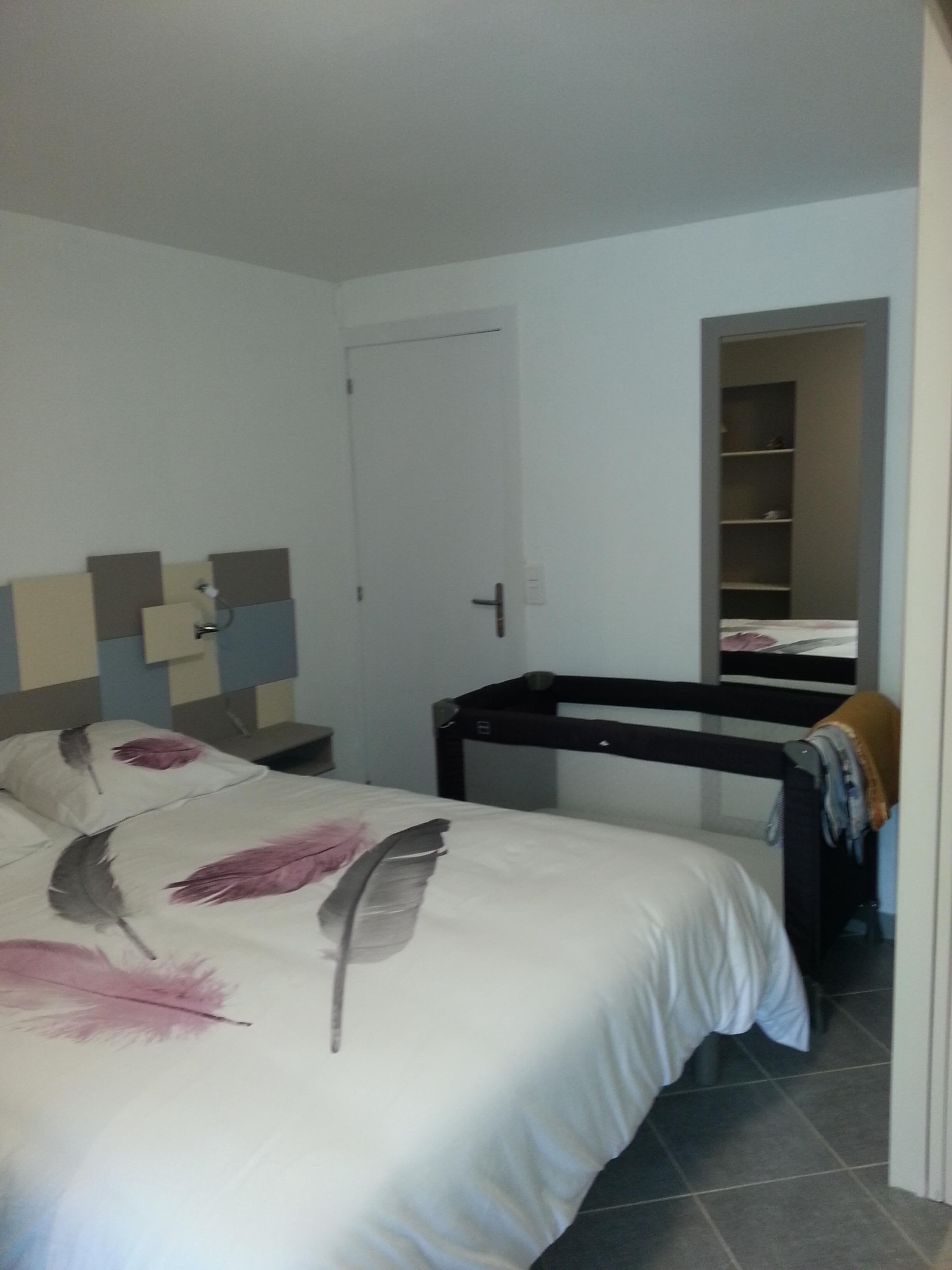 Fer et planche à repasser, lit parapluie, Wi-Fi, draps fournis