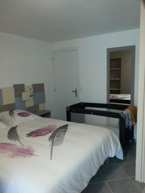 Bügeleisen/Bügelbrett, Reisekinderbett, WLAN, Bettwäsche