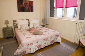 1 غرفة نوم ومكتب ومكواة/لوح كي وسرير سفر