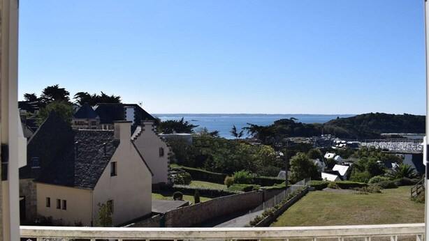 A coastal town with a view of the sea, featuring traditional architecture and a well-maintained garden. - Bright apartment for 2, Trébeurden center, near beach, pets allowed (Trébeurden)