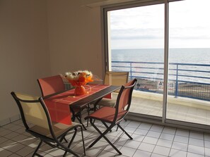Dining - T2 apartment wonderful sea view, WLAN available garage 2 bicycles available  (Saint-Hilaire-De-Riez)