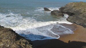 A beach with rocky outcrops and waves crashing onto the shore. - T2 apartment wonderful sea view, WLAN available garage 2 bicycles available  (Saint-Hilaire-De-Riez)