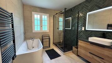 Baignoire, sĂšche-cheveux, serviettes fournies, savon