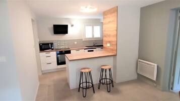 Réfrigérateur, micro-ondes, four, plaque de cuisson