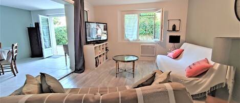 Tv, bordtennisbord, bøger