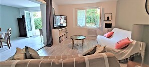 Télévision, table de tennis de table, livres