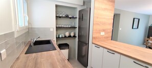 Réfrigérateur, micro-ondes, four, plaque de cuisson