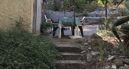 3.5km from the center of Cassis: mini Villa with terrace between Vines And Hills