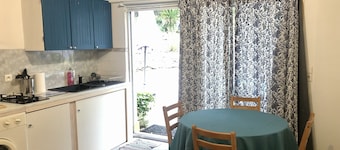 3.5km from the center of Cassis: mini Villa with terrace between Vines And Hills