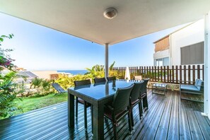 Outdoor dining - Magnificent and luxurious 4-star T2 with sea view, swimming pool and garden (Saint-Gilles-Les-Bains)