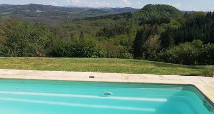 Maison ancienne avec piscine privée et superbe vue, trÚs calme, pleine nature