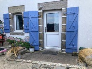 Exterior detail - House on the island of Breast, feet in the water, can accommodate 12 people (Île-De-Sein)