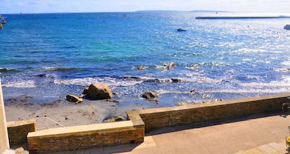 Haus auf der Insel Breast, FĂŒĂe im Wasser, bietet Platz fĂŒr 12 Personen