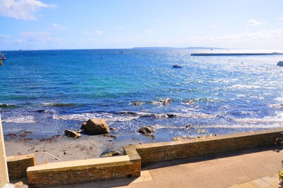 House on the island of Breast, feet in the water, can accommodate 12 people