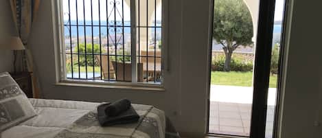 3 habitaciones, tabla de planchar con plancha y cuna de viaje