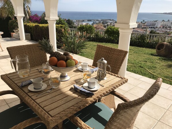 Outdoor dining - Beautiful private villa, magnificent sea and mountain views, saltwater pool (Caleta de Vélez)