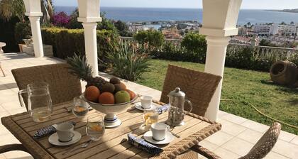 Kaunis yksityinen huvila, upea näköala merelle ja vuorille, suolaisen veden uima-allas