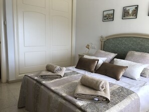 3 chambres, fer et planche à repasser, lit de bébé portatif