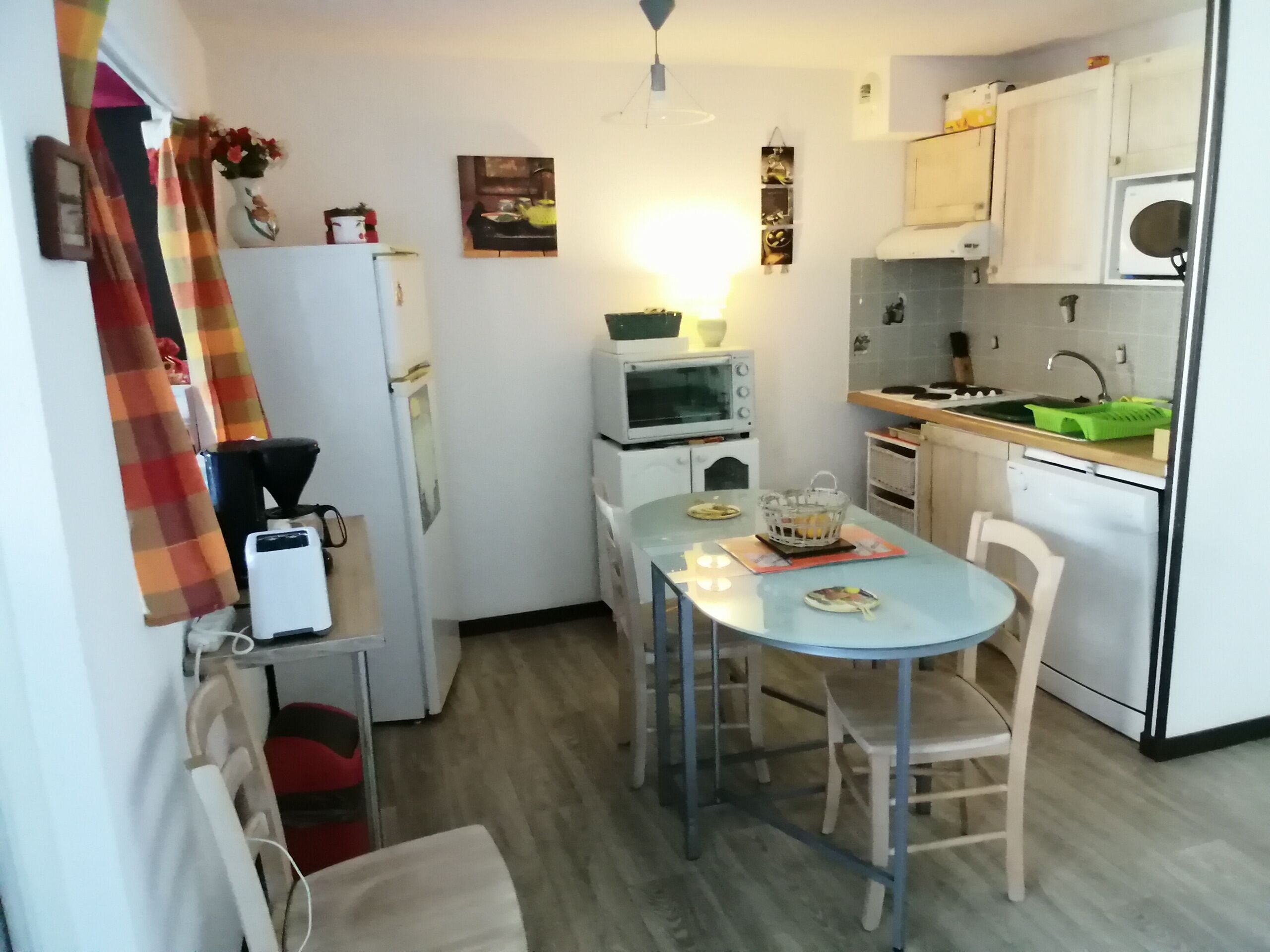 Køleskab, mikrobølgeovn, ovn, kogeplade