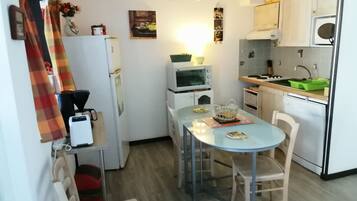 Køleskab, mikrobølgeovn, ovn, kogeplade