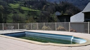 Ein Schwimmbecken mit Blick auf schneebedeckte Berge.