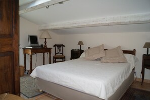 A bedroom with a large bed, two bedside tables with lamps, a desk with a computer, and a chair. - Very beautiful Provencal house sleeps 6/12 in a quiet area in Le Beausset, Var (Le Beausset)