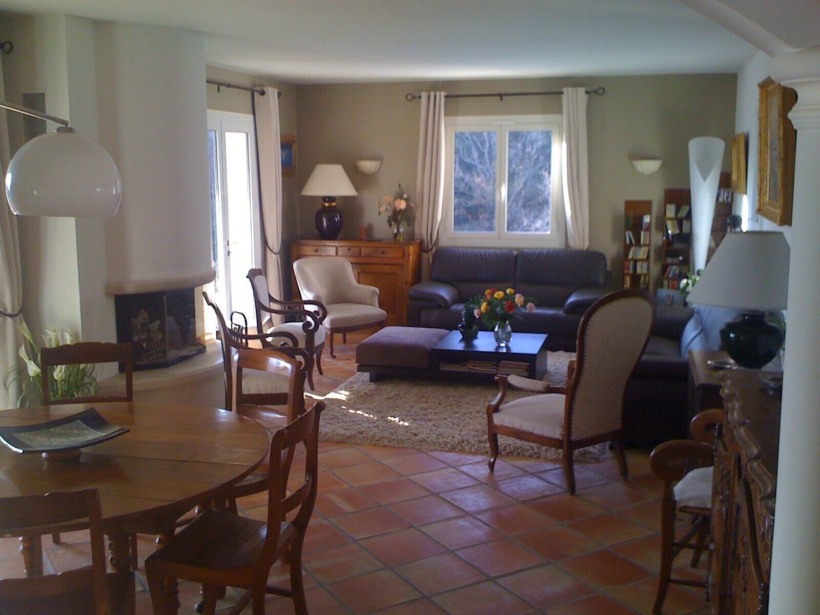 Televisio, takka, DVD-soitin, pöytätennispöytä