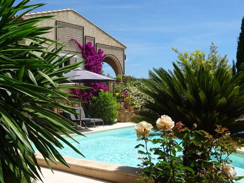 Very beautiful Provencal house sleeps 6/12 in a quiet area in Le Beausset, Var