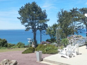 Property grounds - L'ENVIE DU LARGE: charming rental sea view, pink granite coast (Louannec)