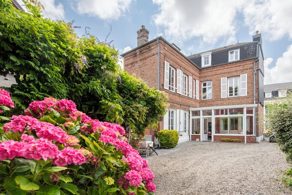 Cour intérieure avec sa magnifique glycine