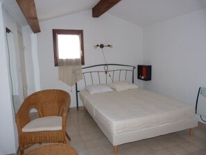 2 makuuhuonetta, silitysrauta/-lauta