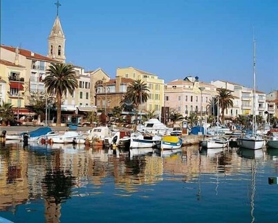 Pine forest view and small sea view for this very quiet T3 apartment 200 m from the beach