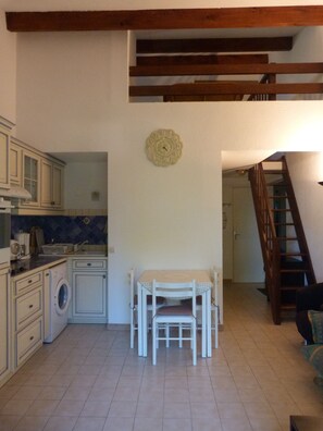 Interior - Pine forest view and small sea view for this very quiet T3 apartment 200 m from the beach (Sanary-Sur-Mer)