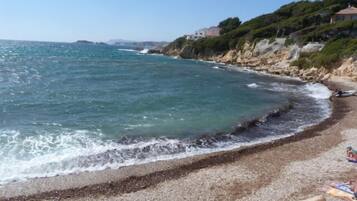 Una spiaggia nelle vicinanze, lettini da mare