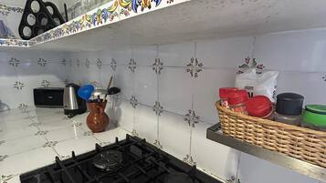 Frigorifero, microonde, forno, piano cottura