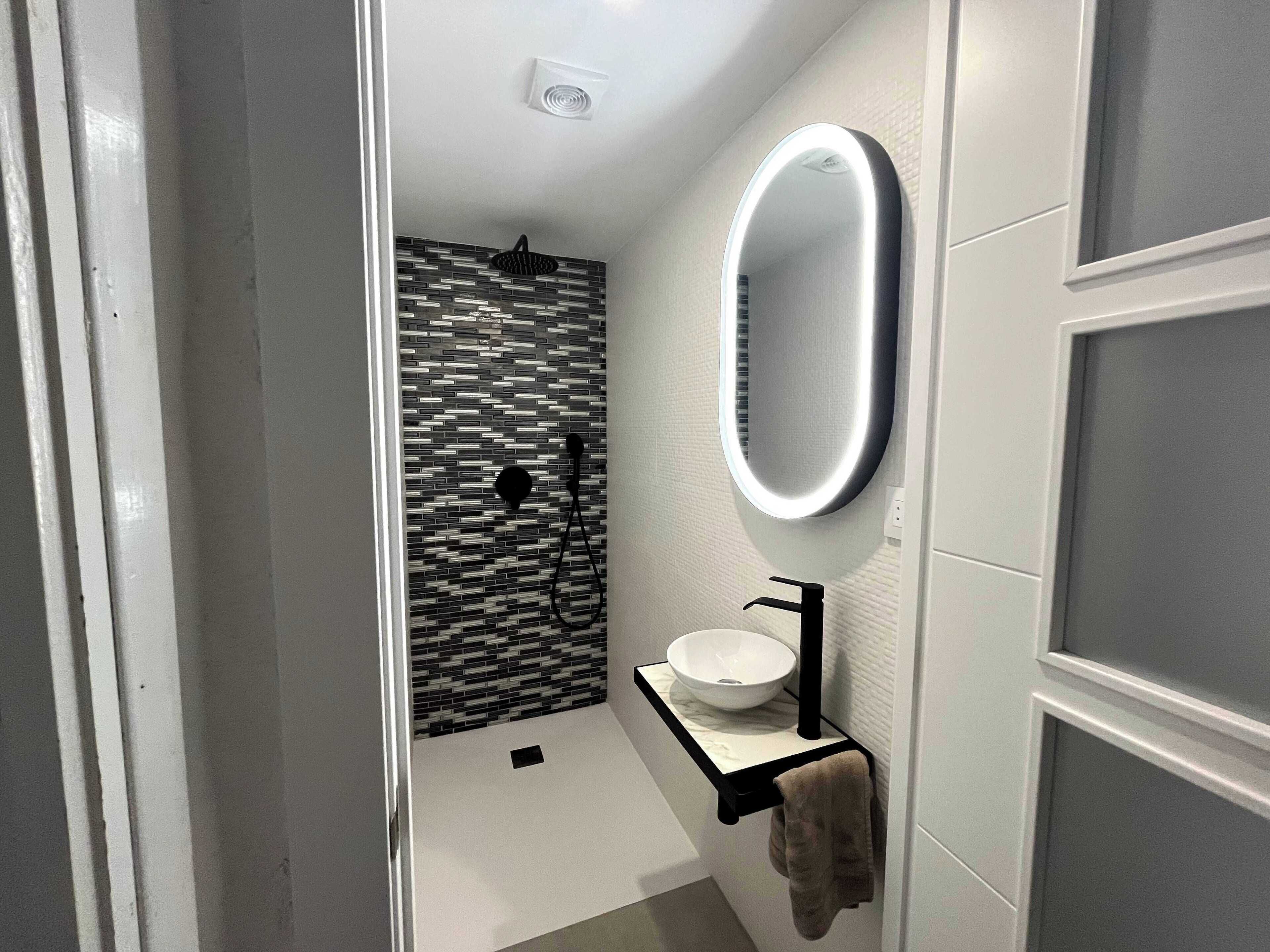 Bañera, secador de pelo, toallas
