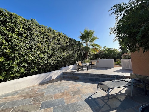 Villa de carácter con piscina privada en zona residencial 