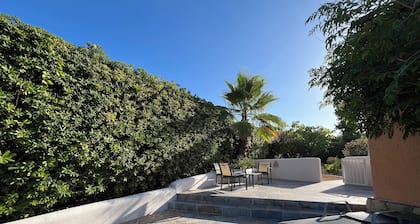 Villa de caractÚre pour familles dans quartier résidentiel avec piscine privée .