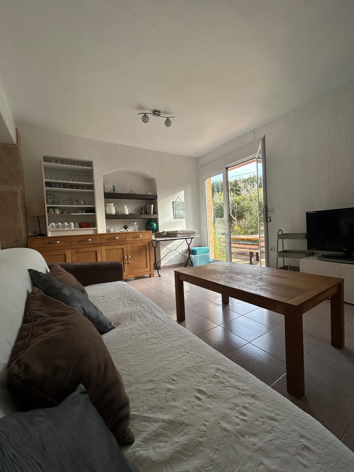 Télévision, lecteur de DVD, livres, vidéothèque