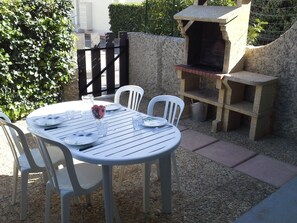 Outdoor dining - Villa 75 m2 at 50 meters from the beach 5-7 people (Le Grau-Du-Roi)