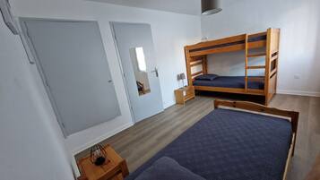 2 habitaciones, tabla de planchar con plancha, cuna de viaje y wifi