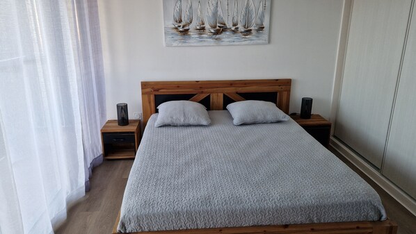 2 chambres, fer et planche à repasser, lit parapluie