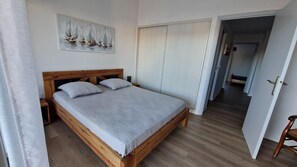 2 chambres, fer et planche à repasser, lit parapluie